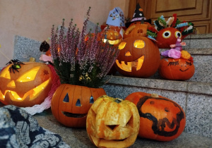 Dynie przygotowane przez dzieci z rodzicami, m.in. Pani Jesień, kościotrup, jednorożec.