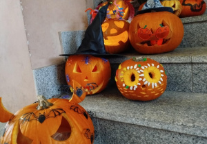 Dynie przygotowane przez dzieci z rodzicami, m.in. czarownica, wróżka, sowa.