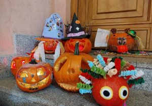 Dynie przygotowane przez dzieci z rodzicami, m.in. kot i wróżka.