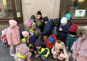 Grupa II przy pomniku Misia Uszatka.