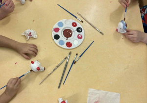 Malowanie farbami figurki misia z okazji Dnia Misia.