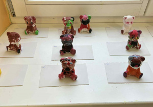 Pomalowanie figurki misia przez dzieci.