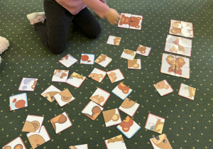 Wspólne zabawy misiowe podczas zajęć.