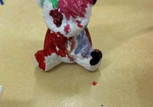 Pomalowana figurka misia przez dziecko z grupy II.