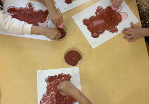 Stemplowanie pomponami pracy plastycznej "Mój miś".