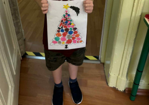 Praca "Choinka" wykonana z plasteliny. W puste pola dzieci doklejały plastelinę.