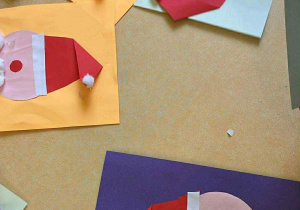 Przedszkolaki przeklejają watę do pracy "Święty Mikołaj".