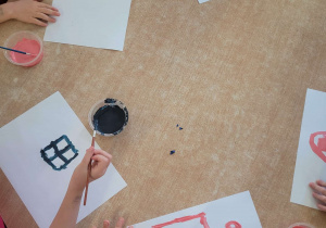 Dzieci malują obrazki stworzonym przez siebie kolorem.