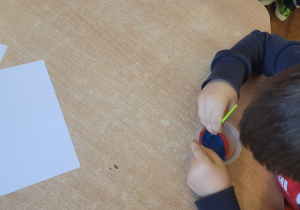 Dzieci mieszają 2 wybrane przez siebie kolory i tworzą nową paletę barw.