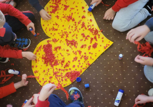 Dzieci wykonują pracę plastyczną "serce wzruszeń".