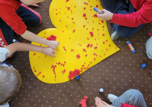 Dzieci wykonują pracę plastyczną "serce wzruszeń".