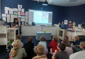 Dzieci słuchają opowiadania.