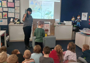 Dzieci dopasowują postać do sceny z bajki.