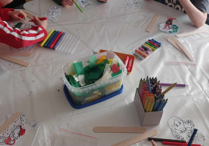 Dzieci ozdabiają swoje postaci i dekoracje z bajki.