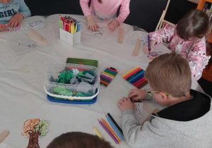 Dzieci ozdabiają swoje postaci i dekoracje z bajki.