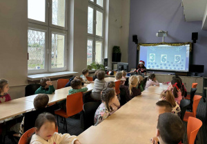 Grupa II w bibliotece podczas warsztatów.