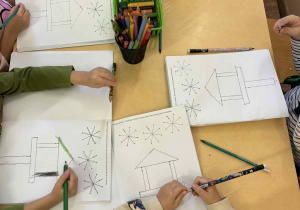 Przedszkolaki pracują w ćwiczenia grafomotorycznych.