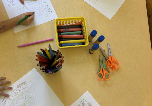 Dzieci malują choinkę 3d.