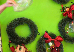 Przedszkolaki podczas wykonywania wianków bożonarodzeniowych.