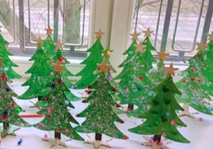 Choinki wykonane podczas uroczystości choinkowej.