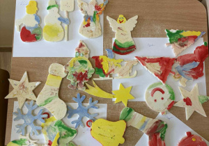 Wykonane ozdoby choinkowe przedszkolaków.