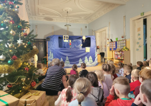 Dzieci oglądają przedstawienie świąteczne.