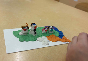 Bałwanki wykonane z plasteliny przez Basię.