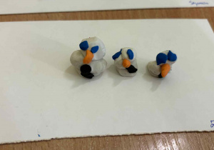 Rodzinka bałwanka z plasteliny wykonana przez Zuzię.