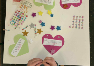 Przedszkolaki podczas wykonywania zaproszeń dla dziadków.