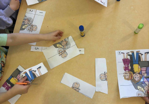 Wycinanie puzzli "Portret dziadków".