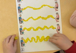 Karta pracy - droga od dziadka do babci, uzupełniona plasteliną.