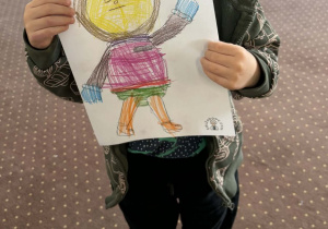 Szymon i jego pokolorowany po śladzie astronauta.