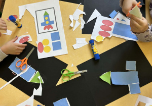 Chętne dzieci wykonują prace plastyczną "Rakieta".