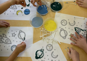 Malowanie farbami patyczkiem od uszu.