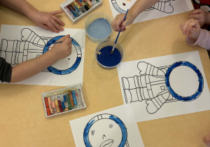 Chętne dzieci wykonują prace plastyczną "Astronauta".