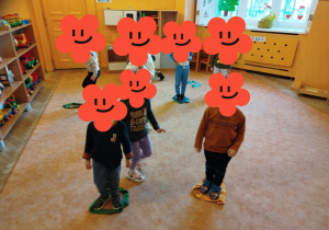 Dzieci podczas zabawy ruchowej.