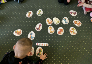 Zabawa - układanie podanego wzoru z jajek dinozaura.