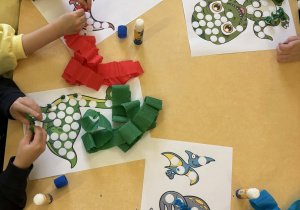 Tworzenie kuleczek z bibuły i przyklejanie w brakujących miejscach.