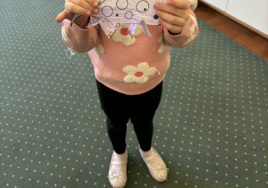 Nelia z wykonanym dinozaurem.