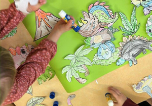 Tworzenie wspólnej pracy plastycznej "Świat dinozaurów".