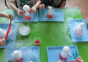 Dzieci samodzielnie tworzą bańki dymne.