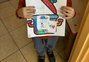 Borys z wykonaną kartą pracy "W marcu jak w garncu"