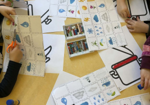 Wycinanie zjawisk atmosferycznych do karty pracy "W marcu jak w garncu".