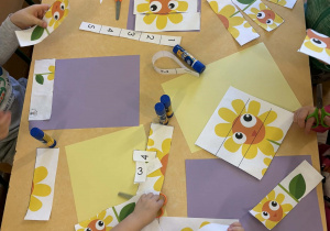 Układanie rozsypanych puzzli "Kwiatki".