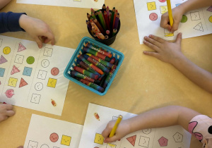 Utrwalanie figur geometrycznych, kolorowanie według kodu.