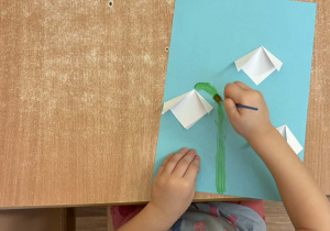 Gabrysia podczas wykonywania pracy plastycznej "Przebiśniegi".