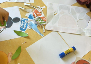 Dzieci podczas wykonywania pracy plastycznej, samodzielne wycinanie nożyczkami.