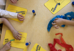 Przedszkolaki podczas wykonywania pracy plastycznej "Szczoteczka i kubeczek".