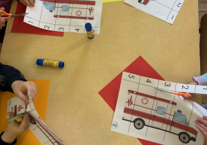 Wycinanie i układanie puzzli "Puzzle karetki".