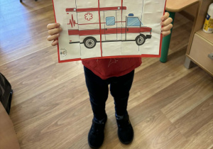 Ułożone i przyklejone puzzle karetki przez Szymona.